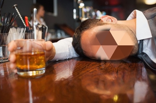 Nghi án người đàn ông ngoại quốc bị người đẹp chuốc thuốc mê cướp tài sản