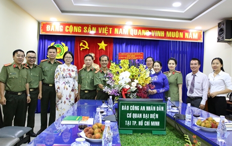 Phó Bí thư Thành ủy TP Hồ Chí Minh chúc mừng Cơ quan đại diện Báo CAND