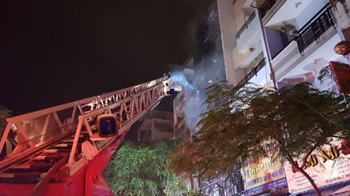 Hàng trăm Cảnh sát PCCC dập lửa ở Chợ Lớn