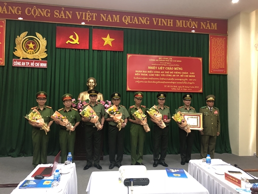 Trao tặng huân chương phát triển hạng III cho Công an TP Hồ Chí Minh