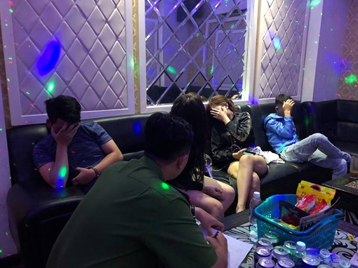 Phát hiện nhiều bóng hồng đang "bay" cùng ma túy trong 3 phòng karaoke