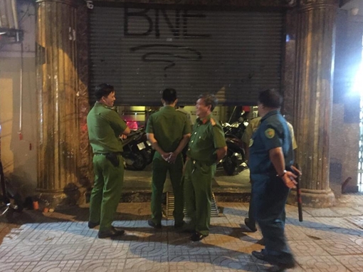 Kéo cửa cố thủ chống đối đoàn kiểm tra