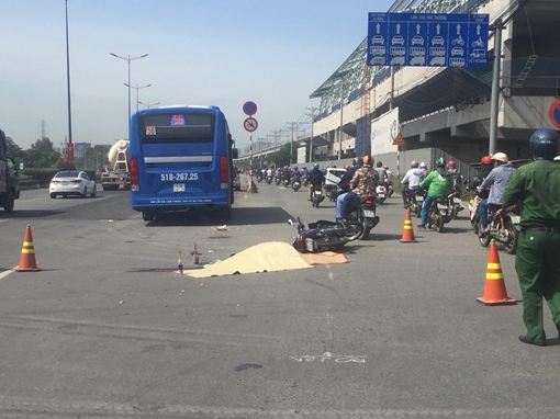 Tử vong dưới bánh xe buýt trên xa lộ Hà Nội
