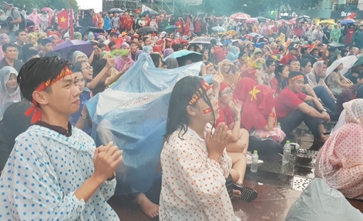 Xúc động hình ảnh cổ động viên dầm mưa cổ vũ cho Olympic Việt Nam