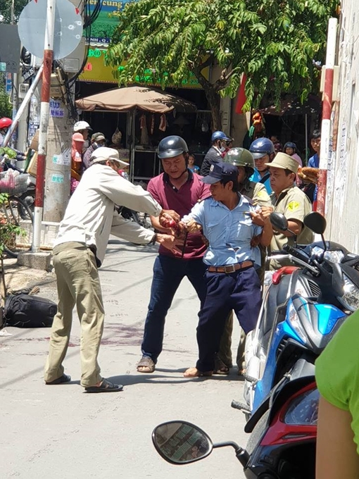 Nghi bị quỵt tiền, người đàn ông đoạt dao tự đâm mình giữa chợ