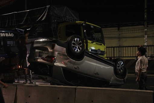 4 người trong xe 7 chỗ bị xe tải tông lật la hét kêu cứu