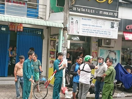 Cầm mảnh kính cố thủ, dọa tự tử trong tiệm game