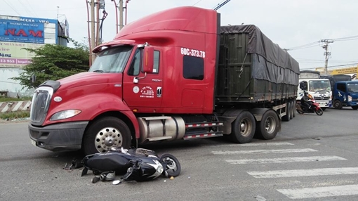 Người phụ nữ gặp nạn trên đường đi giao vé số