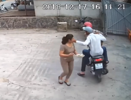 Từ video clip giật dây chuyền đăng trên MXH,  2 tên cướp bị bắt