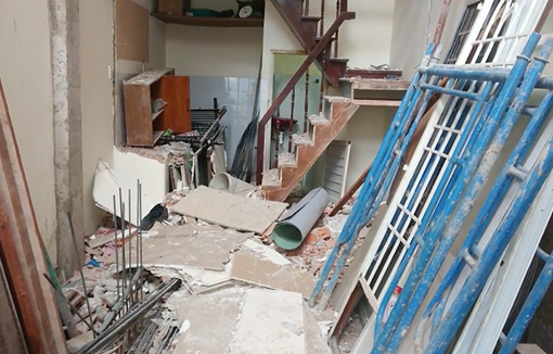 Rơi từ tầng 2, nam công nhân bị cọc sắt xuyên qua người