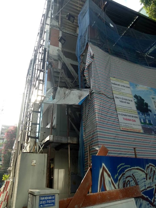 Sập giàn giáo công trình đang thi công, 3 người thương vong