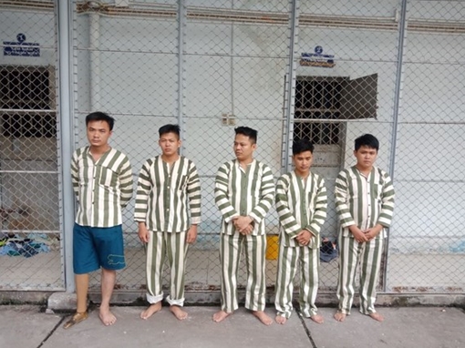 Con bạc khát nước bị nhóm đòi nợ khống chế, đánh đập