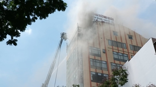 Dập tắt đám cháy nhà hàng trên cao ốc 