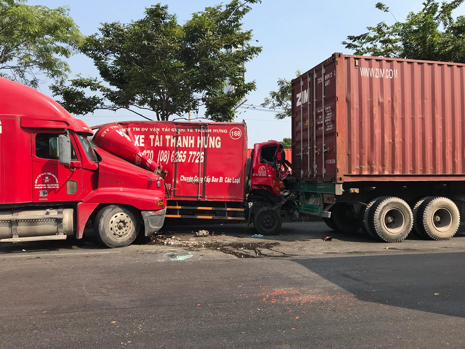Xe tải bị 2 xe đầu kéo ép biến dạng, 2 người bị thương
