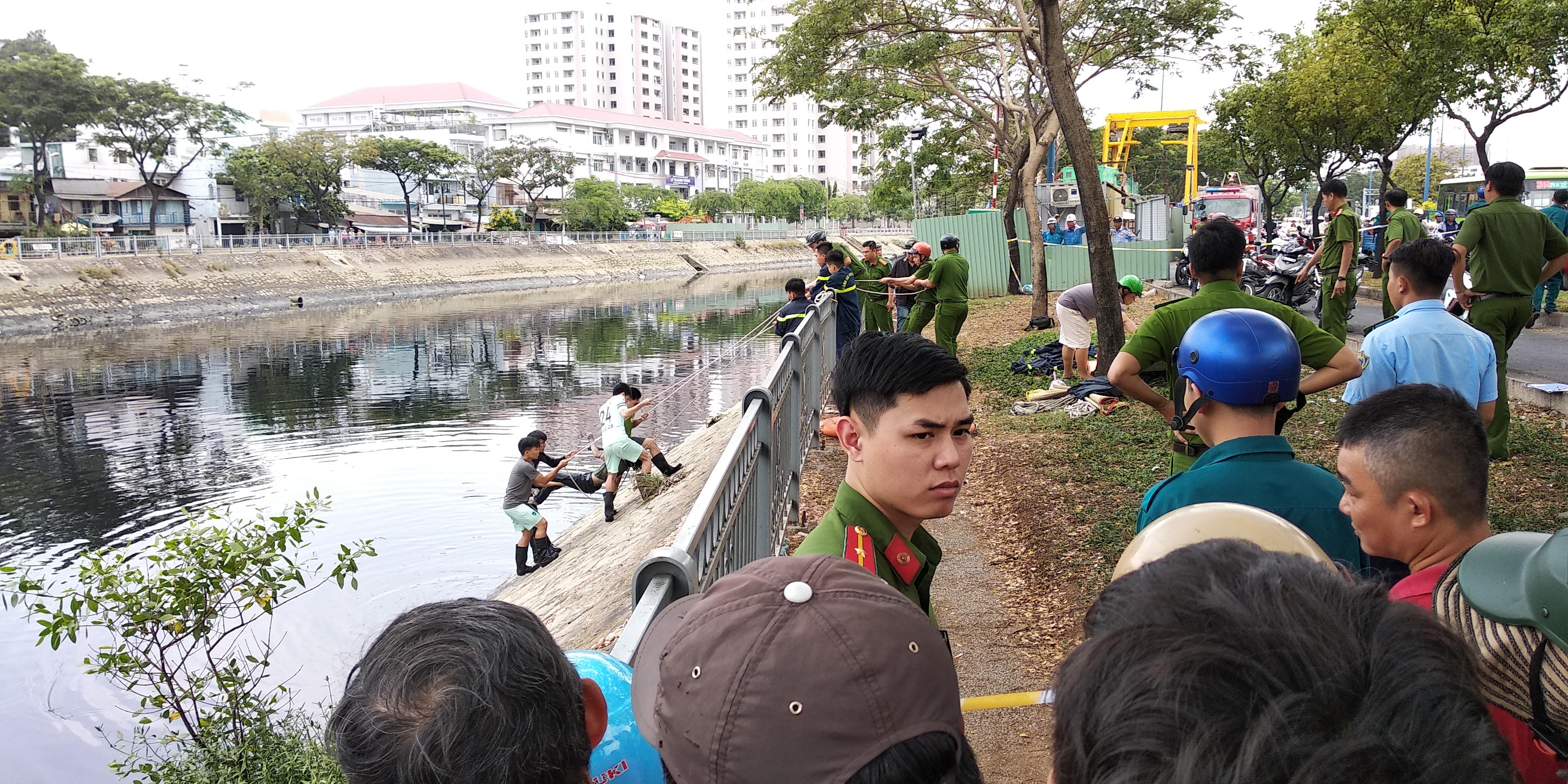 Trượt chân đuối nước khi leo qua lan can kênh Tàu Hủ câu cá