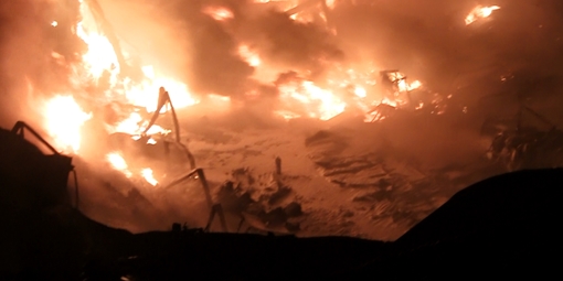 Hơn 20 xe chữa cháy kho hàng suốt 3 tiếng đồng hồ trong đêm