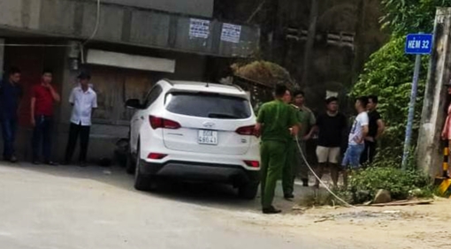 Nạn nhân bị giật đồ dùng ô tô truy đuổi, một tên cướp tử vong