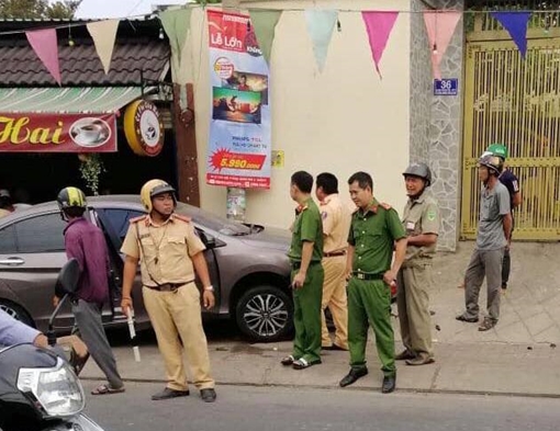 Tài xế ô tô sùi bọt mép ngất xỉu sau khi tông 2 xe gắn máy