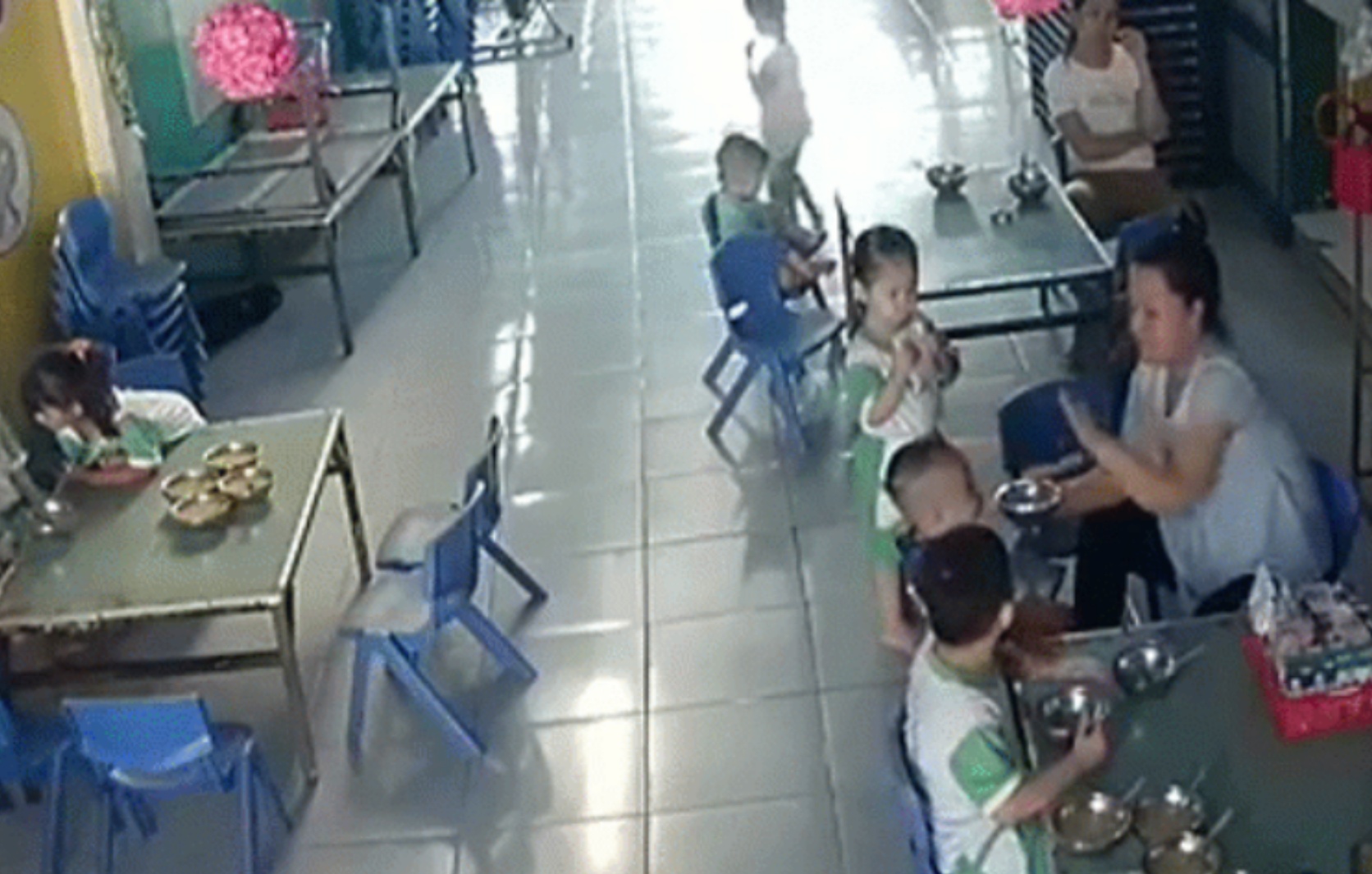 Đang làm rõ vụ cháu bé bị bảo mẫu đánh liên tiếp khi cho ăn