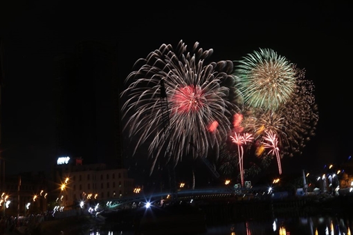 Chen chân ngắm nhìn màn pháo hoa mừng ngày Thống nhất đất nước