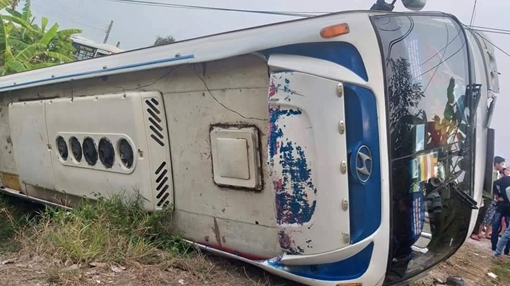 Xe chở công nhân bị lật, 10 công nhân bị thương