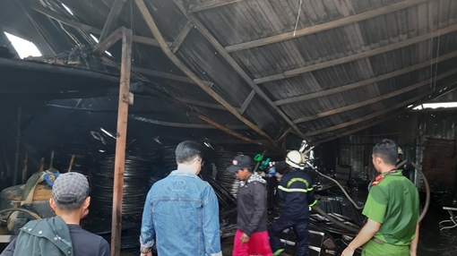 Nhà kho rộng 1.000m2 trong bãi xe chứa giường nệm y tế bốc cháy