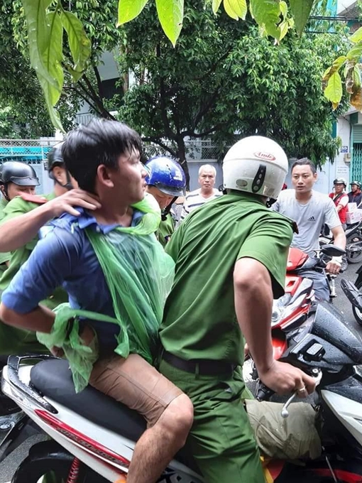 Cha con "hiệp sĩ đường phố" khống chế đối tượng đá xế 