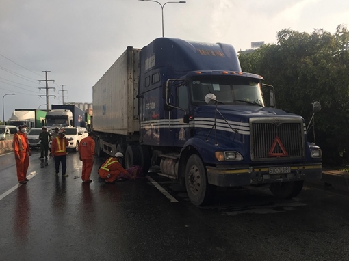 Một việt kiều Mỹ bị xe đầu kéo cán tử vong