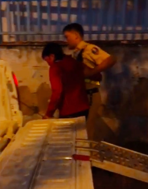 Hai hình ảnh đẹp của CSGT trong cơn mưa chiều