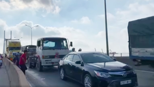 Kẹt xe nhiều giờ do 3 xe tông dây chuyền dưới chân cầu Phú Mỹ