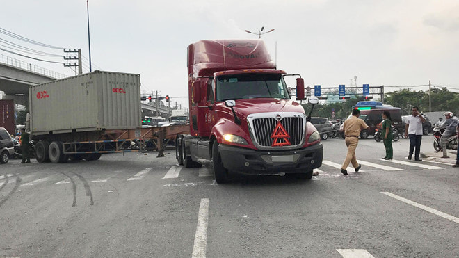 Hai vụ TNGT chết người, xa lộ Hà Nội ùn ứ