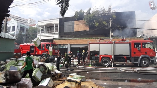 Cháy 2 công ty lúc rạng sáng, nhiều người hoảng loạn tháo chạy