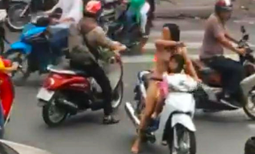 Người phụ nữ khỏa thân bỏ con trên xe máy giữa đường