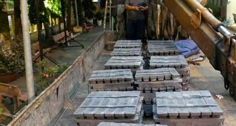 Thua bạc, "ăn" cả container chì của anh trai