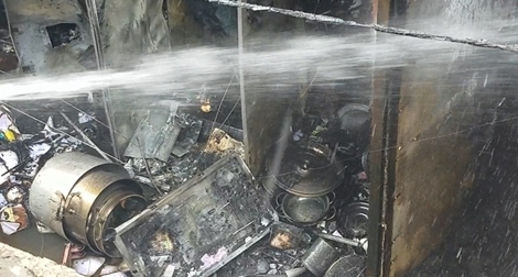 Dân thuê trọ hoảng loạn di dời tài sản ra khỏi vụ cháy