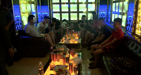 Hàng chục dân bay lắc lư trong nhà hàng tắt đèn khóa cửa