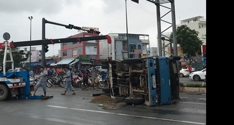 Tránh xe máy, xe ben chở đá lật trên đường