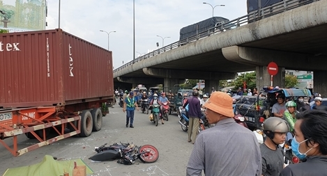 Chồng khóc ngất khi vợ bị xe đầu kéo tông tử vong