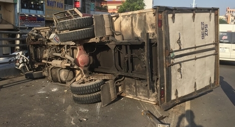 Liên tiếp 2 vụ lật xe khiến nhiều người bị thương