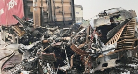 Xe đầu kéo bốc cháy  trên cao tốc TP Hồ Chí Minh-Long Thành-Dầu Giây, giao thông ùn ứ