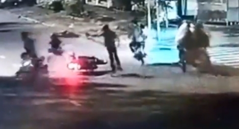 Thiếu niên 15 tuổi cùng anh trai xịt hơi cay cướp xe máy