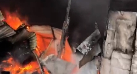 Cháy bãi chứa nhớt thải, cả khu dân cư khiêng đồ bỏ chạy