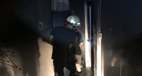 Giải cứu 2 người trong căn nhà cháy lúc rạng sáng