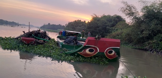 Cát tặc bỏ phương tiện nhảy sông trốn cảnh sát đường thủy