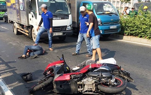 Gặp nạn sau khi giật túi xách trên đại lộ