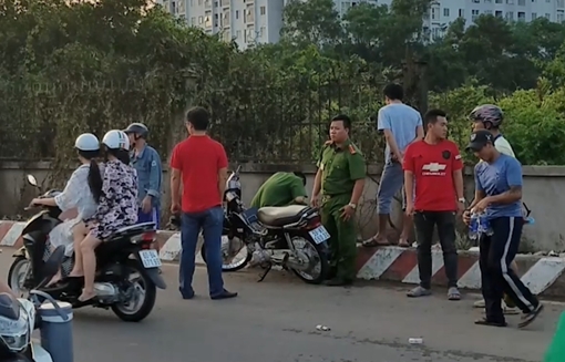 Dập tắt đám cháy cỏ phát hiện thi thể người đàn ông