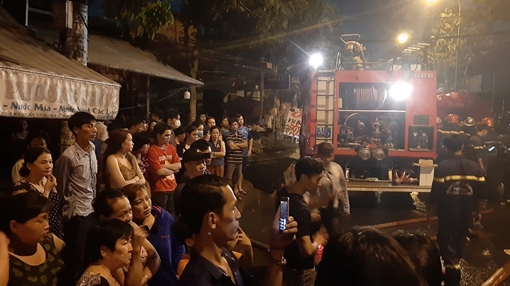 Dân hoảng hốt vì cháy hàng loạt ki ốt cạnh chợ