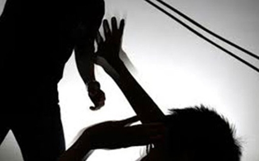 26 Tết về nhà, con thấy mẹ tử vong, cha nằm bên con dao dính máu