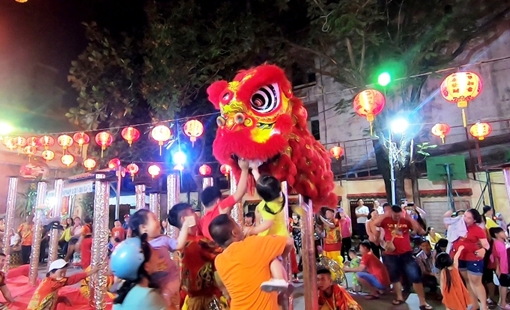 Đặc sắc những màn múa lân ngày đầu năm mới