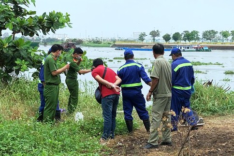 Thi thể xăm chữ “trăng mờ bên suối” nổi trên sông Sài Gòn
